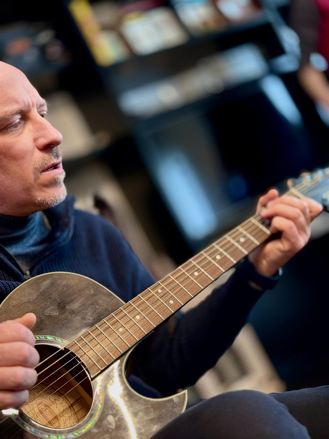 Giuliano suona una chitarra acustica